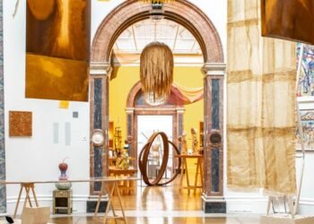 Webb Yates crea un marco estructural de piedra para la exposición de la Royal Academy