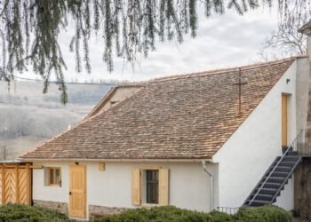 El Módulo 28 transforma una iglesia fortificada de Transilvania en una casa de huéspedes