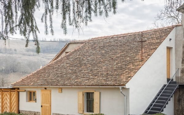 El Módulo 28 transforma una iglesia fortificada de Transilvania en una casa de huéspedes