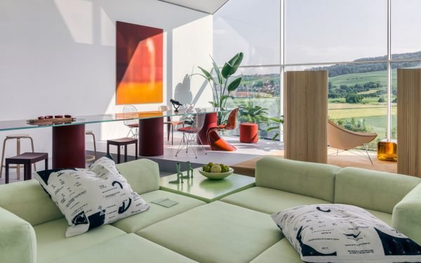 Sabine Marcelis crea una escenografía en bloques de color para el loft de VitraHaus