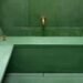 Ocho baños contemporáneos coloreados con relajantes tonos de verde