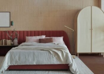 Ocho dormitorios que cuentan con camas con plataformas decorativas.