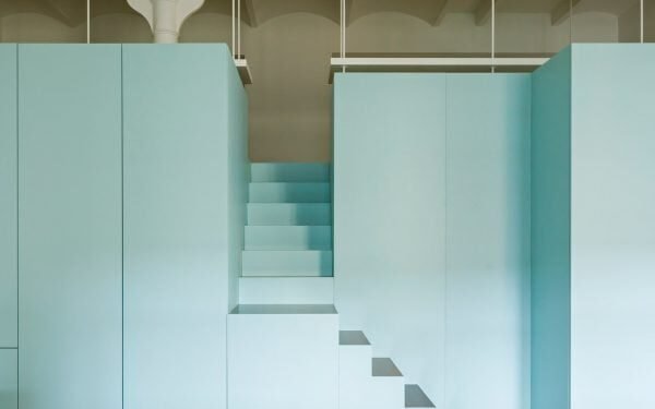 Diez interiores residenciales renovados con toques de azul