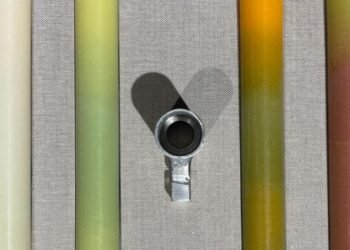 Botes de gas lacrimógeno transformados en candelabros como oda a Palestina