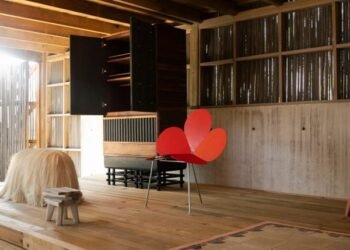 Fernando Laposse y otros exhibidos en el pabellón mexicano junto a la playa