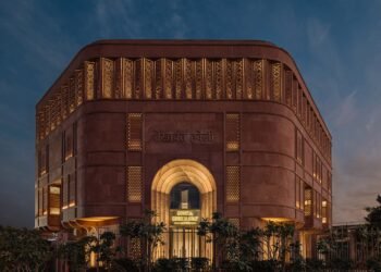 Studio Lotus envuelve celosías de piedra alrededor de una tienda de joyería y museo