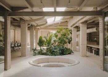 Isern Serra diseña la agencia de modelos como un «paisaje» para hacer fotografías