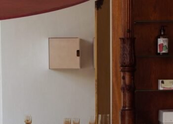 Faye Toogood llena el interior de la tienda Frama con una colorida instalación Collage