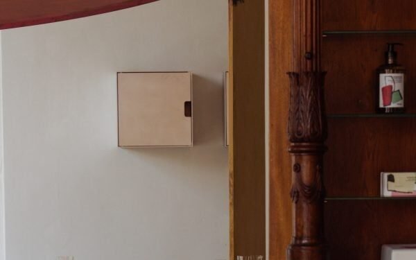 Faye Toogood llena el interior de la tienda Frama con una colorida instalación Collage