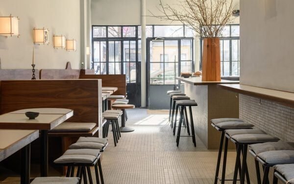 Studio Ahead diseña interiores de estilo industrial suave para el bar de vinos de Williamsburg