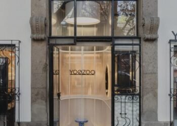 Un tubo translúcido forma una tienda de té boba en la Ciudad de México por Worc Studio