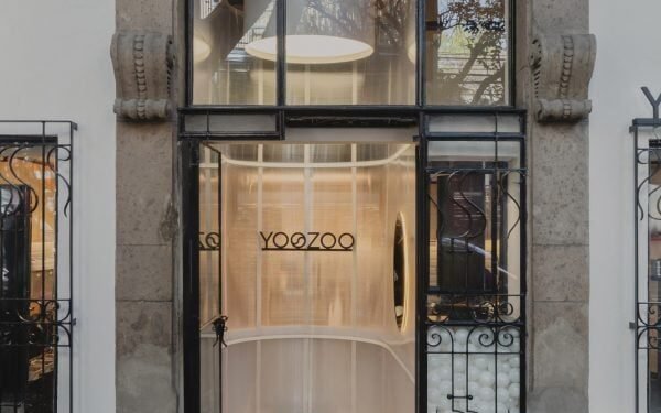 Un tubo translúcido forma una tienda de té boba en la Ciudad de México por Worc Studio