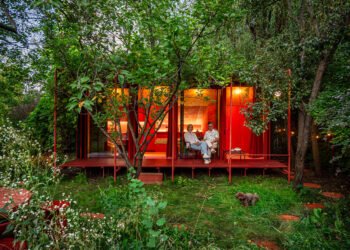 Una pequeña y vibrante cabaña en un jardín de Varsovia