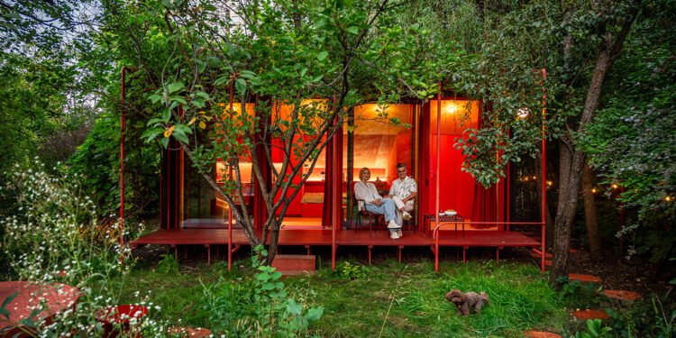 Una pequeña y vibrante cabaña en un jardín de Varsovia