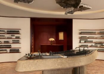 Jakob Sprenger adorna la tienda Aesop de París con medallones antiguos