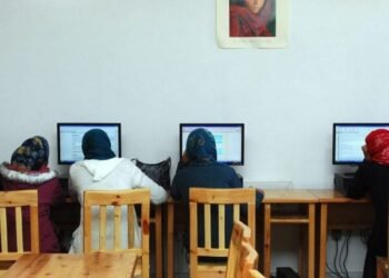 Niñas afganas aprenden diseño en la Academia de Diseño Vand de Touraj Saberivand