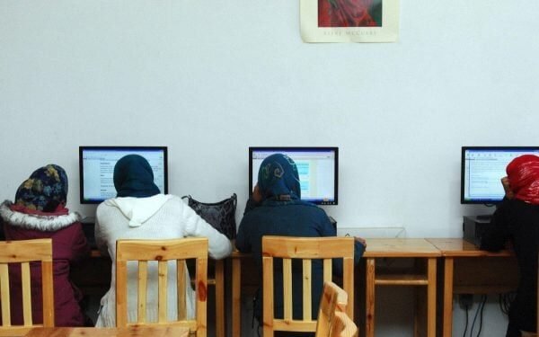 Niñas afganas aprenden diseño en la Academia de Diseño Vand de Touraj Saberivand