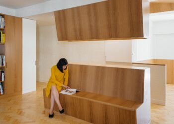 Ocho casas en tonos neutros decoradas con intrincados pisos en espiga