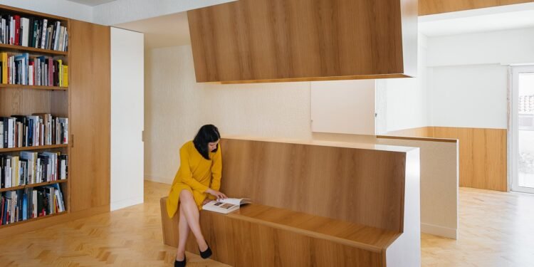 Ocho casas en tonos neutros decoradas con intrincados pisos en espiga