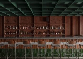 El estudio Mirzoyan modela el bar Bursa de Kiev con un instrumento musical