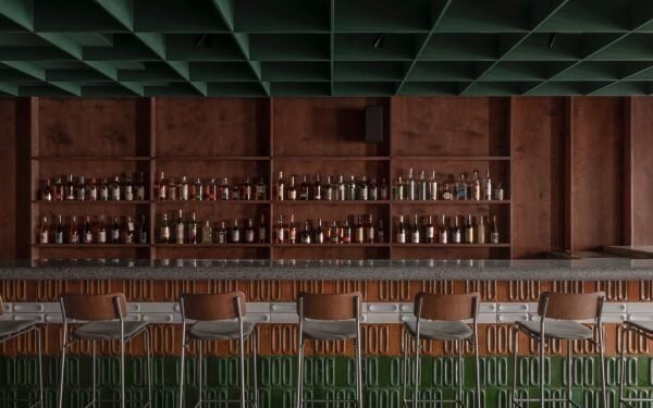 El estudio Mirzoyan modela el bar Bursa de Kiev con un instrumento musical