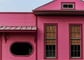 Office La recurre a la «magia especial» de Nueva Orleans para crear una casa colorida