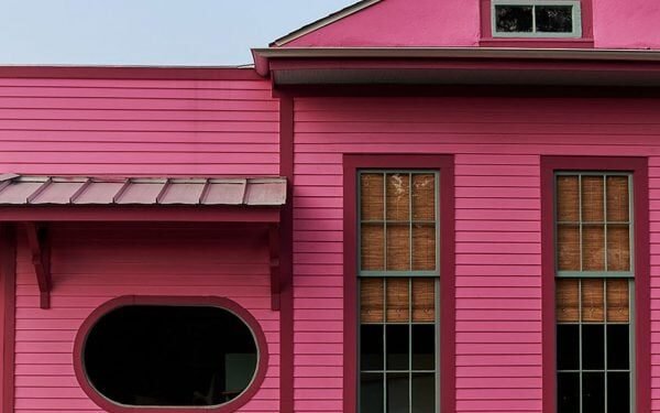 Office La recurre a la «magia especial» de Nueva Orleans para crear una casa colorida