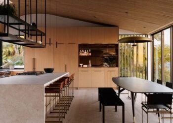 Sophie Goineau añade un techo ondulado de madera a su casa de playa en Malibú