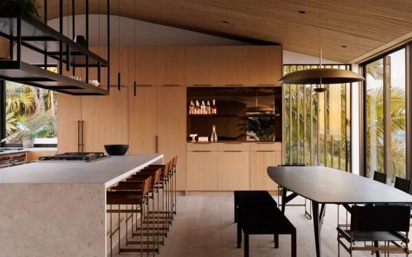 Sophie Goineau añade un techo ondulado de madera a su casa de playa en Malibú