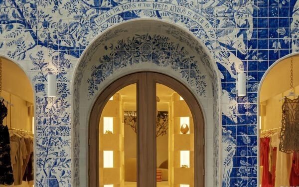 Mural de azulejos frente a la boutique Cult Gaia Miami de Sugarhouse