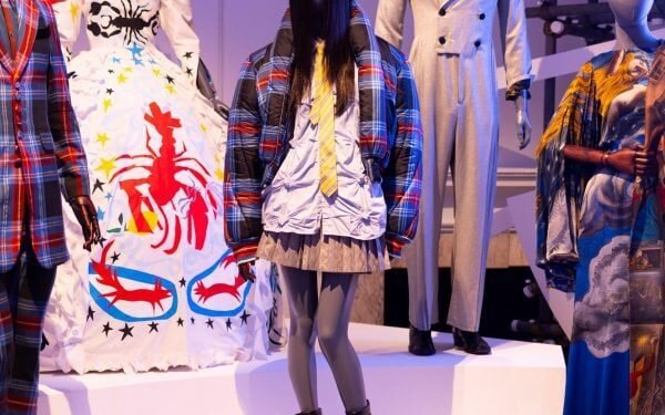 El «diverso material» de Charles Jeffrey expuesto en Somerset House