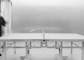 Crosby Studios crea una sala de ping pong reflexiva en París