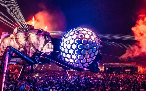 Cinco escenarios de Glastonbury fabricados con materiales reutilizados