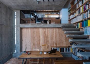 Ocho elegantes salas de estar donde el hormigón marcado con tableros aporta carácter