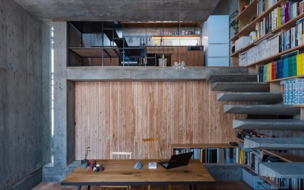 Ocho elegantes salas de estar donde el hormigón marcado con tableros aporta carácter