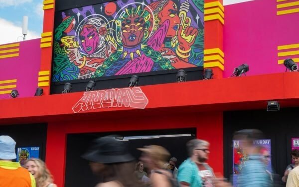 La ciencia ficción y el modernismo tropical inspiran el escenario Arrivals de Glastonbury
