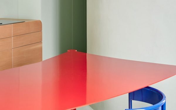 Lucas y Hernández Gil renuevan un apartamento de Madrid con un toque lúdico y colorido