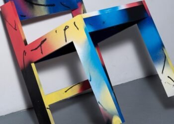 Artistas ucranianos diseñan sillas únicas para la rifa benéfica Between the Walls