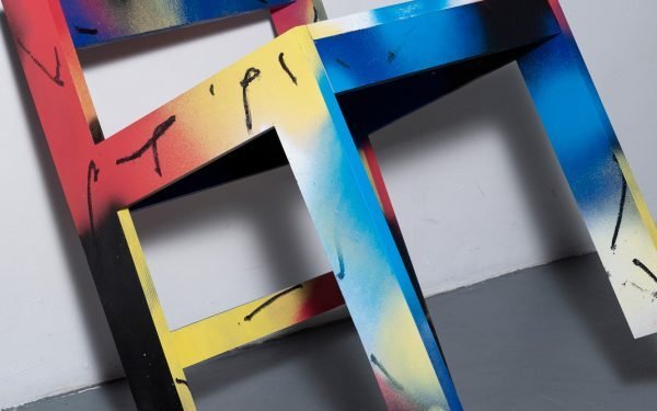 Artistas ucranianos diseñan sillas únicas para la rifa benéfica Between the Walls