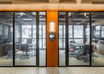 Las mamparas corredizas de JEB Group crean un punto focal en la oficina de Hong Kong