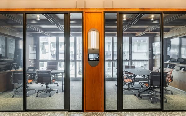Las mamparas corredizas de JEB Group crean un punto focal en la oficina de Hong Kong