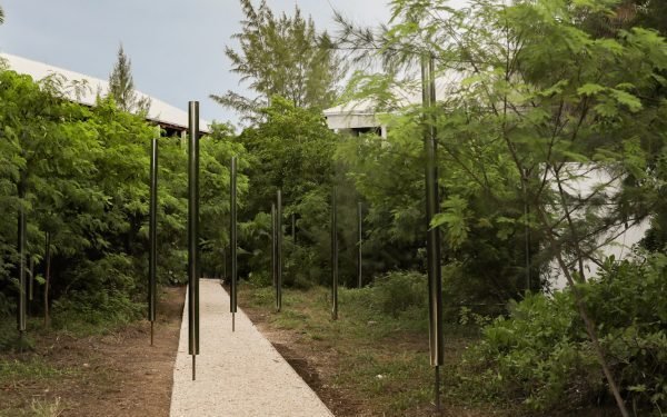 Limbo Accra instala un jardín de esculturas junto a las ruinas de un hotel en las Islas Caimán