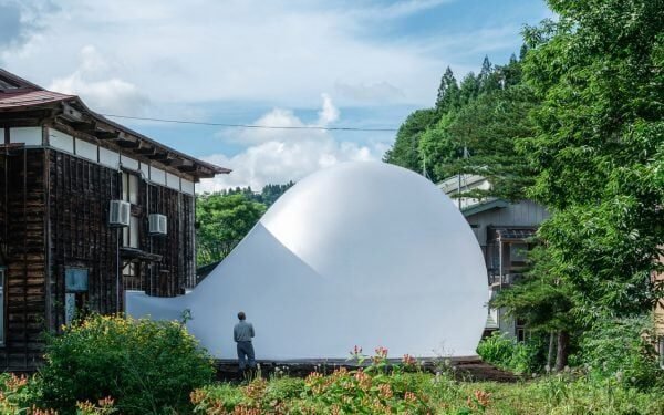 MAD añade una burbuja efímera a una casa japonesa centenaria