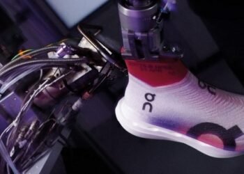 On presenta una zapatilla pulverizable fabricada con tejido «no hay ni una palabra para describirlo»