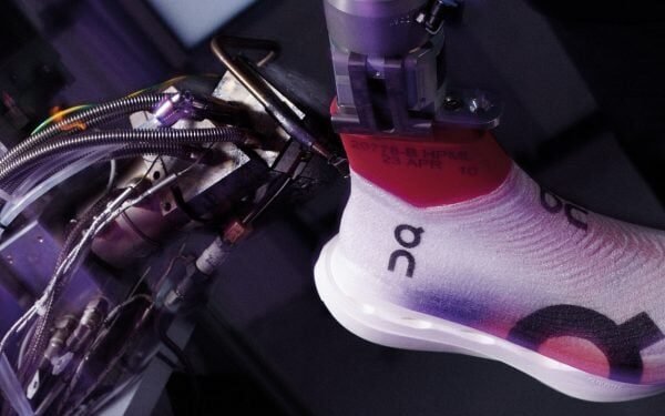 On presenta una zapatilla pulverizable fabricada con tejido «no hay ni una palabra para describirlo»