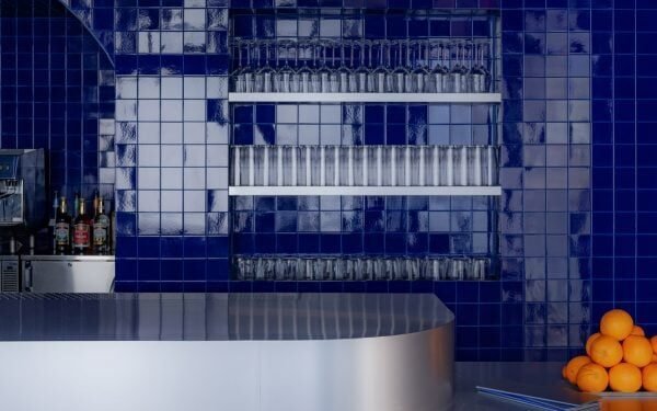 Omar Aqeel trae «fantasía sensorial» al bar de Nueva York Only Love Strangers