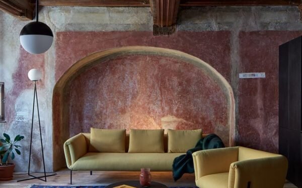 Diez interiores donde las vigas estructurales crean ritmo en los techos