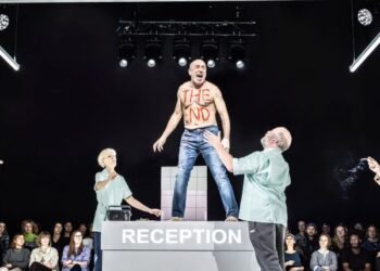 El conjunto Personas, Lugares y Cosas simboliza la «dislocación con la realidad»