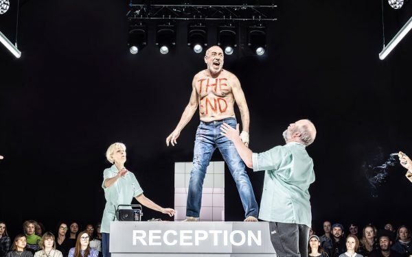 El conjunto Personas, Lugares y Cosas simboliza la «dislocación con la realidad»