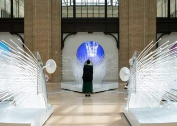 Suchi Reddy instala una escultura de inteligencia artificial con voz a color en Michigan Central